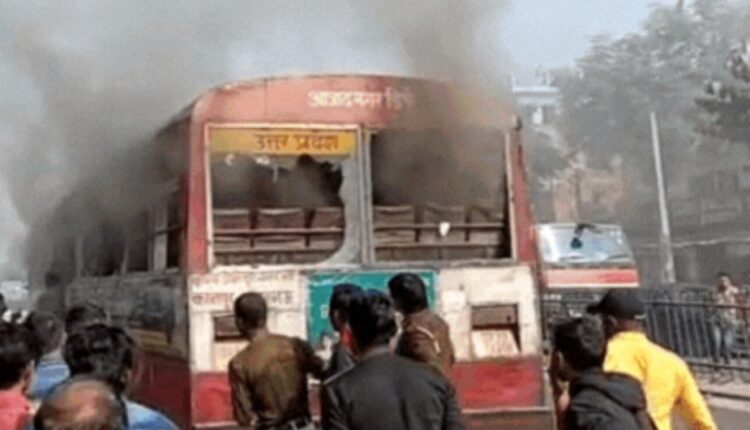 Bus coming from Kanpur to Lucknow caught fire, passengers saved their lives by breaking glass