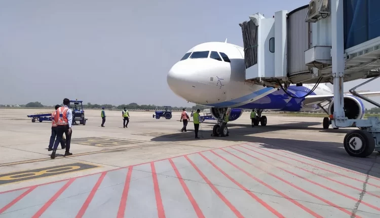 Passengers raised slogans due to flight delay at Varanasi airport
