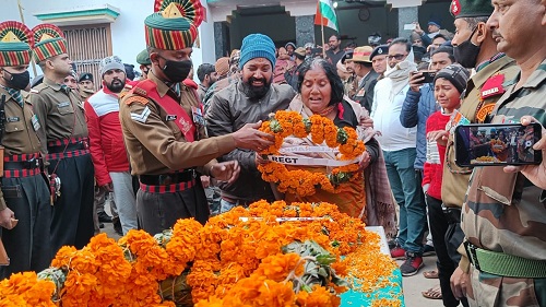 Shaheed Pramod's last rites were performed at Mahuli Ghat merged with the show Panchatatva