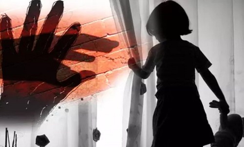 The young man molested the girl playing outside the house by entering the house