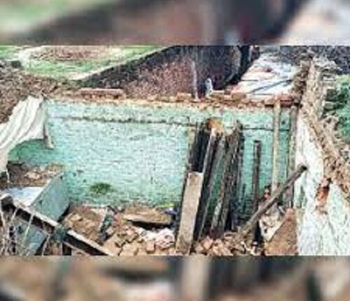 The roof of a one-storey house collapsed suddenly with a loud noise, the woman died