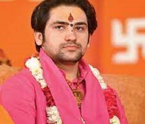 Pandit Dhirendra Shastri reached the old age home of Bageshwar Dham and took blessings from the elders and distributed blankets