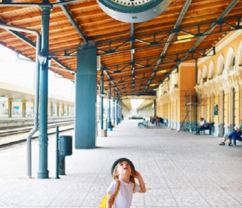 Saying that the mother will take the two-year-old child to the next station, she left with the help of an unknown youth and disappeared.