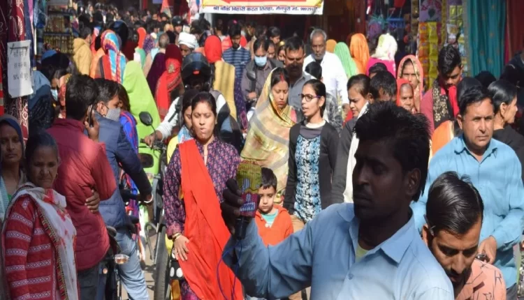 Increased carelessness of people due to Corona People roaming without masks in crowded places