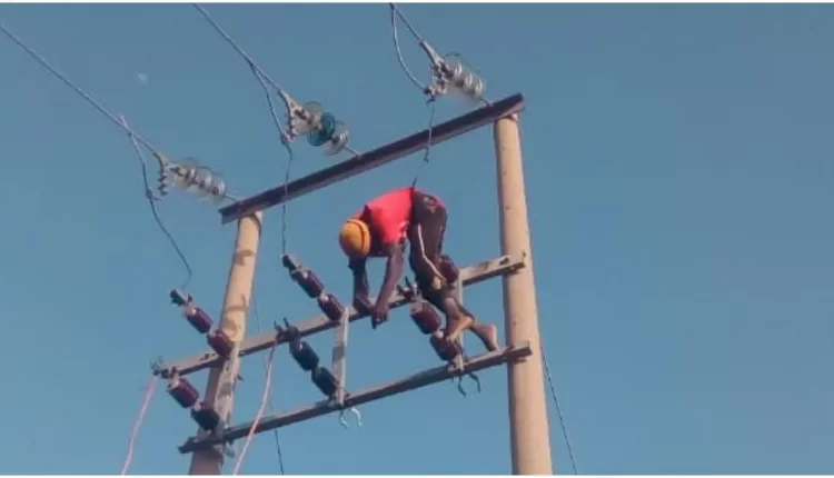Youth dies due to electrocution while working on electric pole