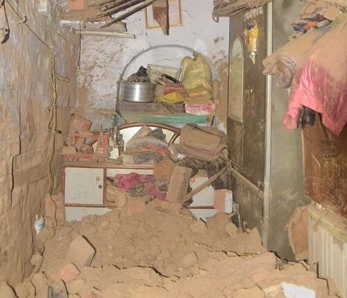 In Kanpur area the whole family was buried due to the collapse of a kutcha house the death of a 2-year-old child