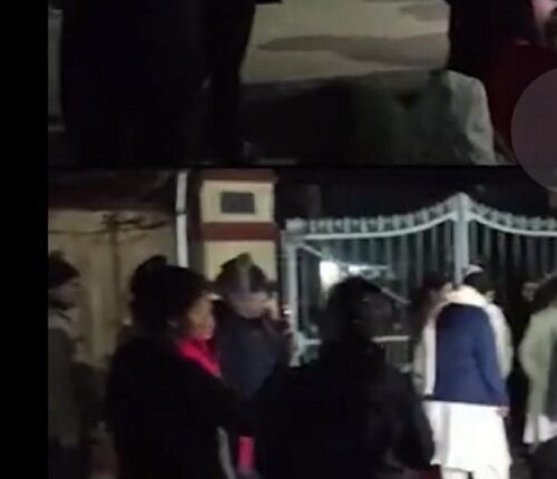 BHU girl students came on the streets and said 'poor food'