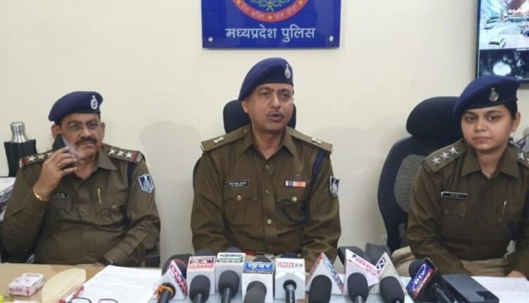 Police arrested those who looted lakhs of rupees