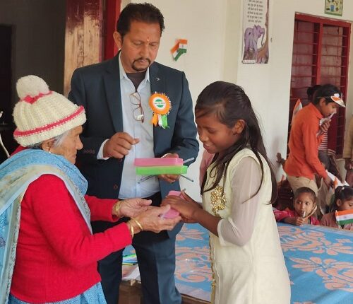 90 years old woman distributed the prize