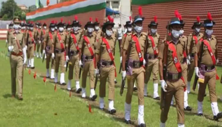 Six military students of the school were suspended for fighting during the practice of the 26 January parade.