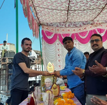 Maruti Nandan XI reached the final after defeating Kamadgiri Cricket Club