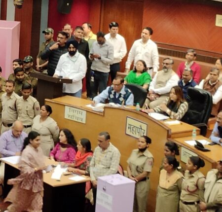 Voting resumes in MCD House after huge ruckus, ban on mobile