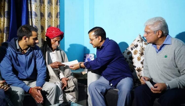 CM Kejriwal handed over a check of Rs 1 crore to the family of ASI Shambhu Dayal