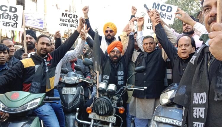 Traders of Delhi's Sadar Bazar celebrated Black Day by taking out bike rally against sealing