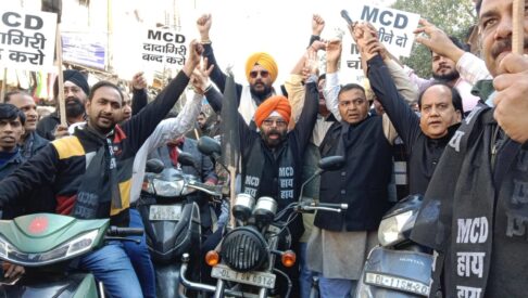 Traders of Delhi's Sadar Bazar celebrated Black Day by taking out bike rally against sealing