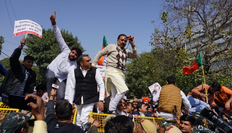 Delhi BJP takes out protest march against Delhi government in protest against Feedback Unit scam