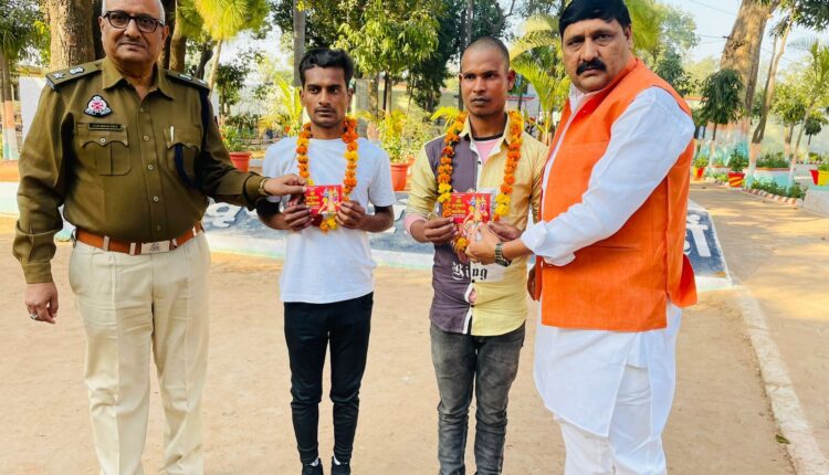 The social organization got the release of two young prisoners.