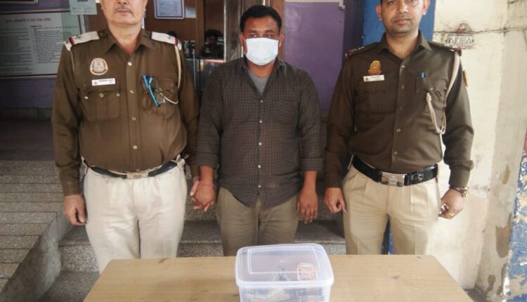 Police caught the robber who was running away after looting