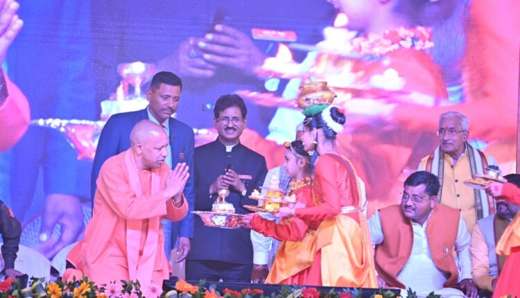 Banda: CM Yogi Adityanath and Commissioner RP Singh inaugurated the Kalinjar Festival by lighting the lamp