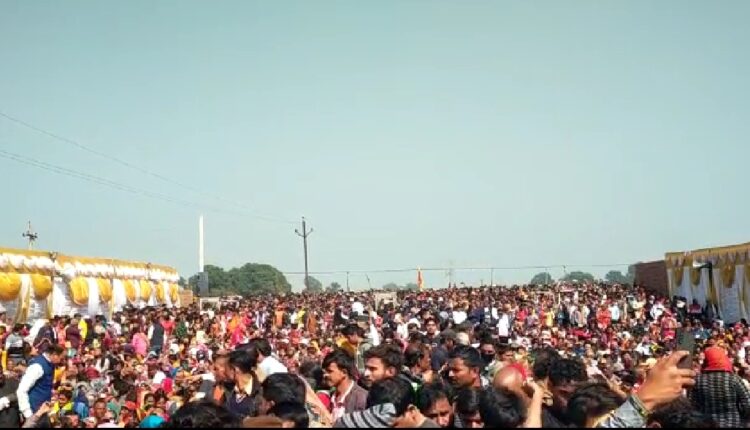 Crowd gathered to get a glimpse of Peethadhishwar of Bageshwar Dham