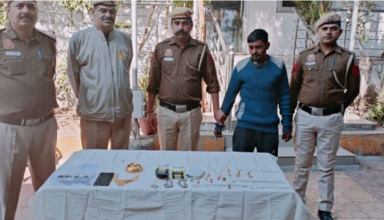 Delhi Police arrested a criminal with gold jewelery worth five lakhs