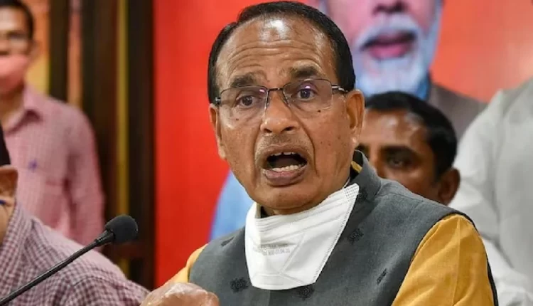 Minister Brajendra Yadav involved in the program took off his clothes after being troubled by itching