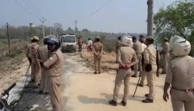 Construction became an obstacle in the way of the road, broken in the middle of the night