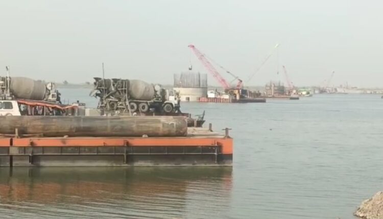 The company building Ganga bridge is flouting the standards of NGT and pollution board