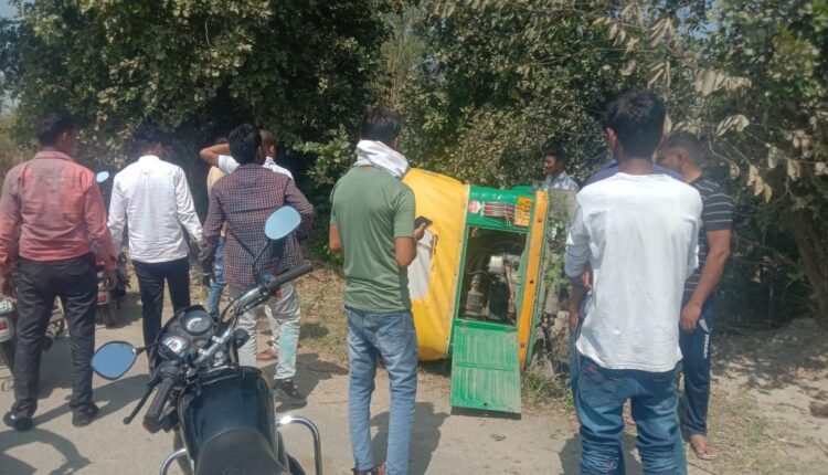 Three college students and one boy seriously injured due to auto overturn