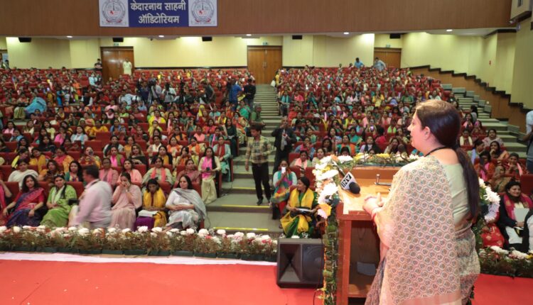 BJP Mahila Morcha honored women on International Women's Day