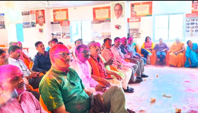 BJP workers danced to Fag songs in Holi Milan