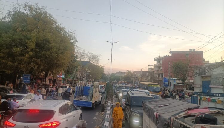 People are upset due to jam in Chhatarpur, even for ambulance it is difficult to leave