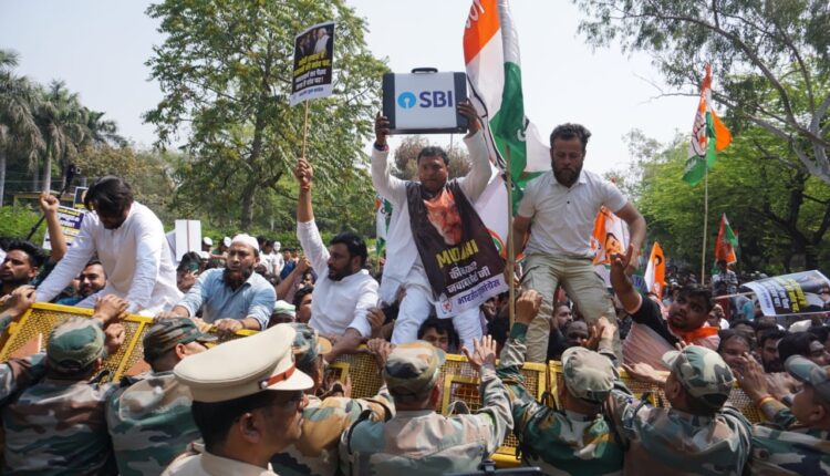 Indian Youth Congress gheraos Raj Bhavan in Delhi against Modi governent