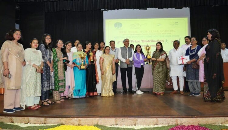 Meenakshi Lekhi gave away prizes to the winners of NDMC's Annual Inter Departmental Sports Competition