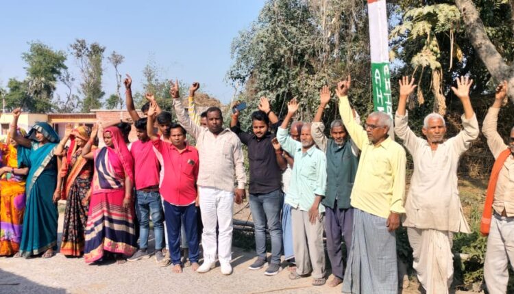 The villagers protested against the electricity department.