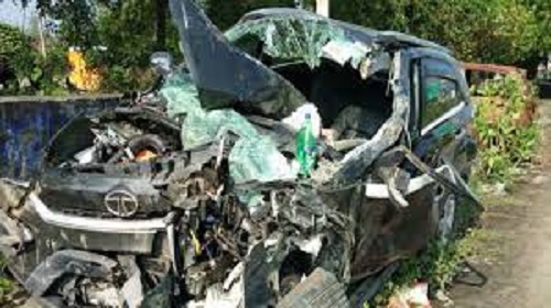 Four including a six-year-old innocent died after a car rammed into a poorly parked canter