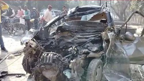 Six people died on the spot due to unknown vehicle collision late night