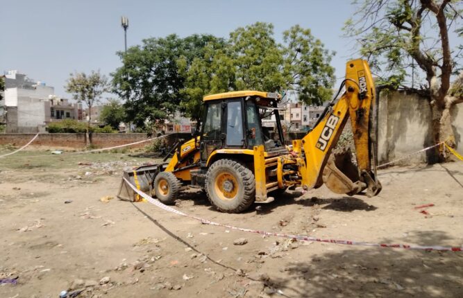 After a person was crushed by JCB, the driver was hiding the dead body, people thrashed him fiercely