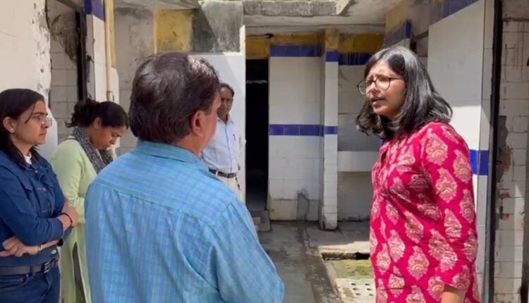 Swati Maliwal inspected Municipal Corporation and Dusib toilets and issued summons to officials