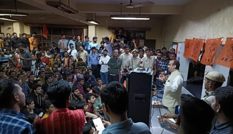 Due to the presence of Sudhanshu Trivedi in JNU, the enthusiasm of the students is at its peak.
