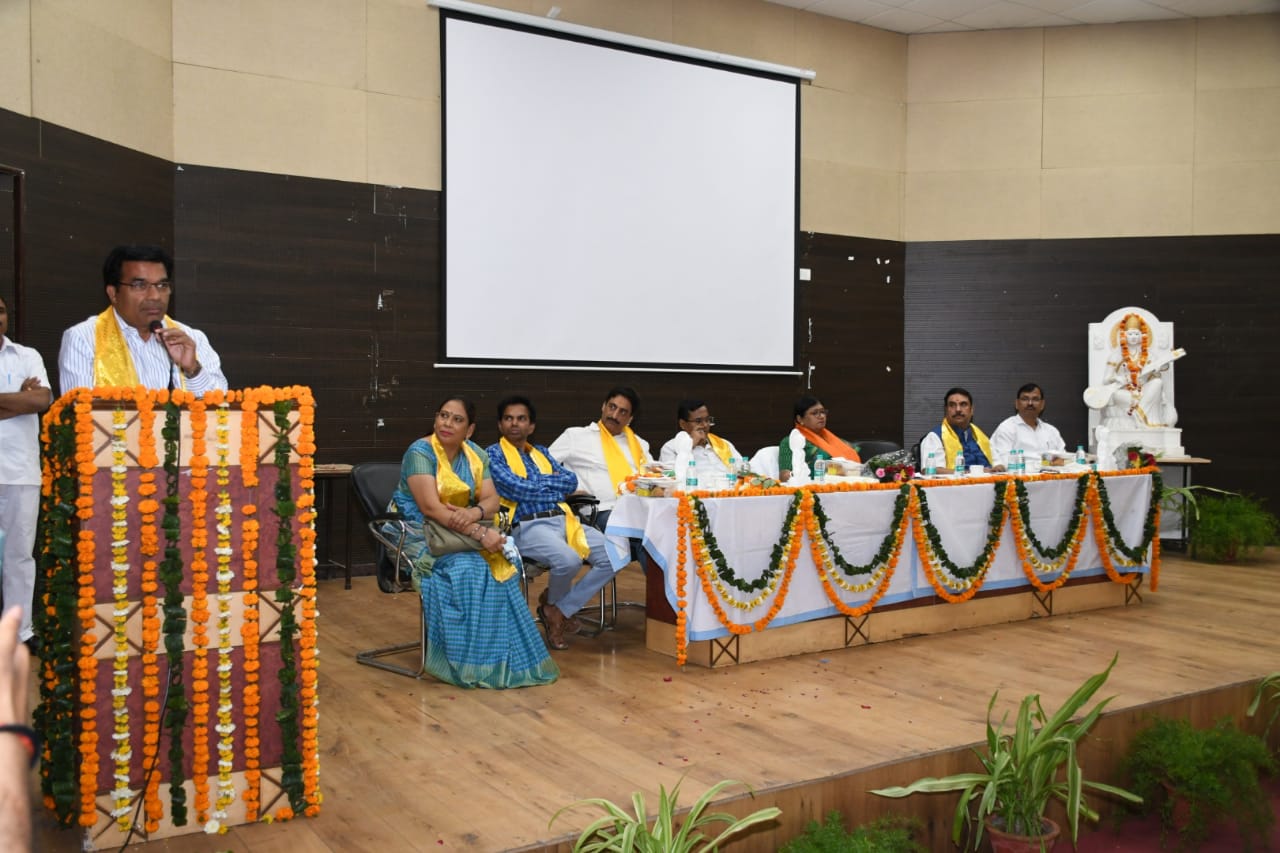 कुलसचिव डॉ विनोद कुमार सिंह