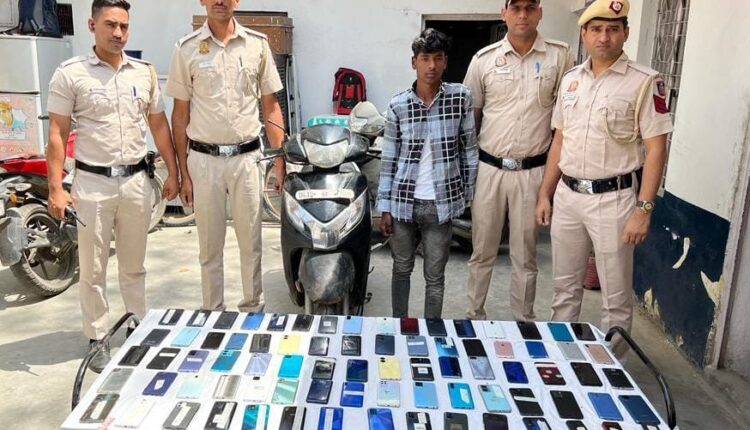 Delhi Police busted a racket and caught a thief, recovered 79 mobiles and a scooty