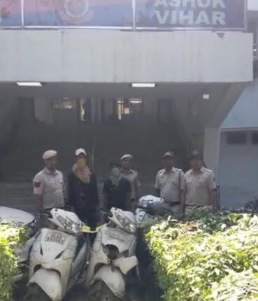 Police Station Ashok Vihar caught two vehicle thieves, recovered five scooties and one mobile