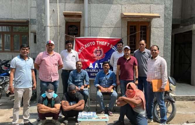 Delhi Police busted brother-in-law gang robbing ATMs and recovered 113 ATM cards and two Paytm machines