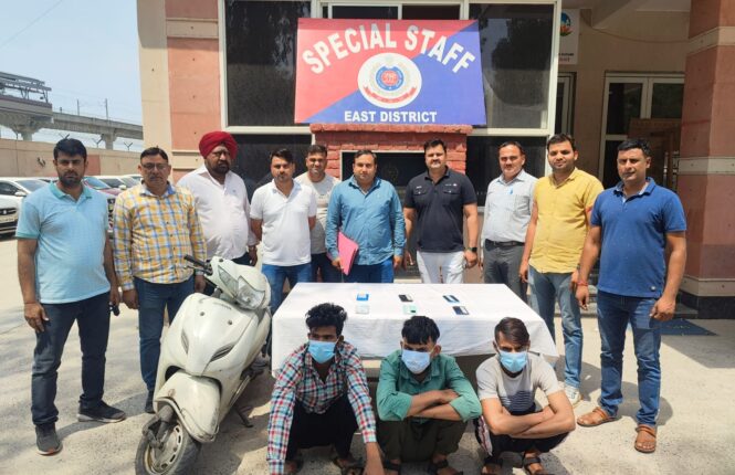 Special staff of East Delhi caught three snatchers of Tara gang