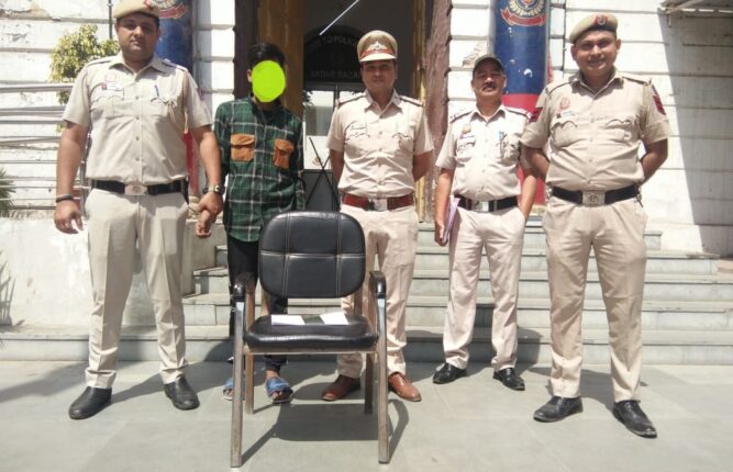 Police Station Sadar Bazar team arrested a snatcher