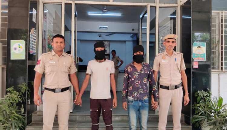 The team of Thana Samay Pur Badli caught two snatchers and a minor, recovered three mobile phones and a scooty