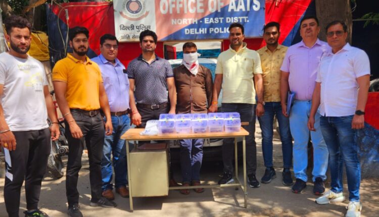 delhi police caught a criminal with 6 pistols and 38 cartridges