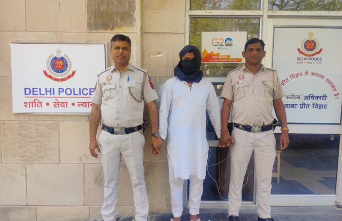 Police station Preet Vihar staff caught snatcher with four mobile phones and two purses recovered