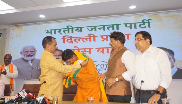 Former District President of Aam Aadmi Party Balram Jha joined BJP along with his colleagues